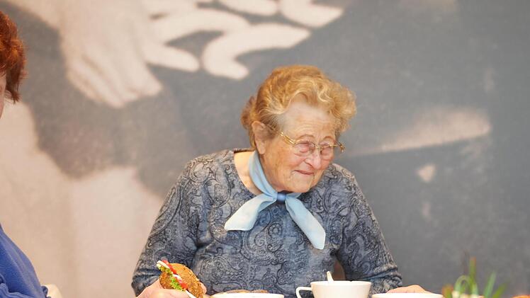 Christa (82, von links), Johanna (86) und Gerda (85) leben inzwischen alle alleine - von Tr&uuml;bsal und Einsamkeit aber keine Spur.