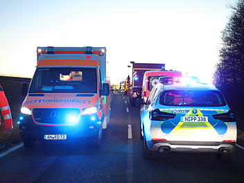 Rettungsdienst, Polizei Straßensperrung, Unfall