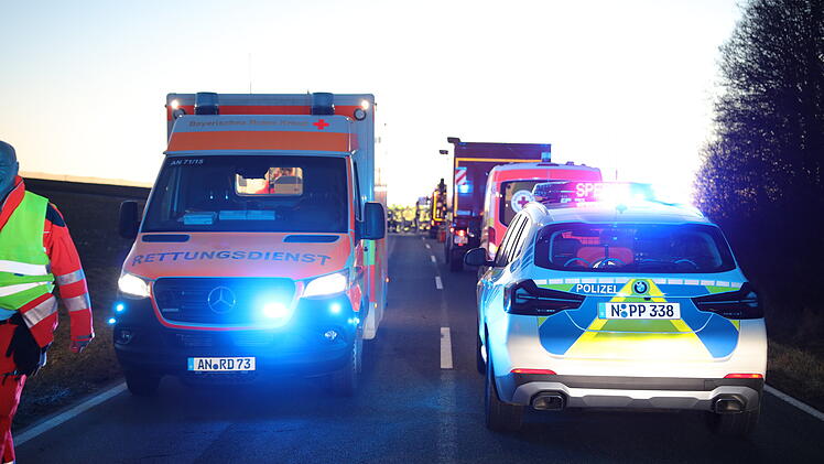 Rettungsdienst, Polizei Straßensperrung, Unfall