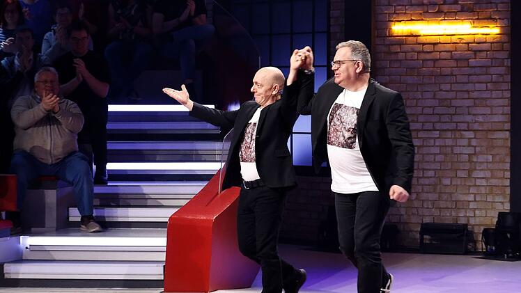 Bernhard Hoëcker (links) und Elton traten in knapp 1.300 Ausgaben gegeneinander an. In knapp über der Hälfte siegte Hoëcker, einige gingen unentschieden aus.