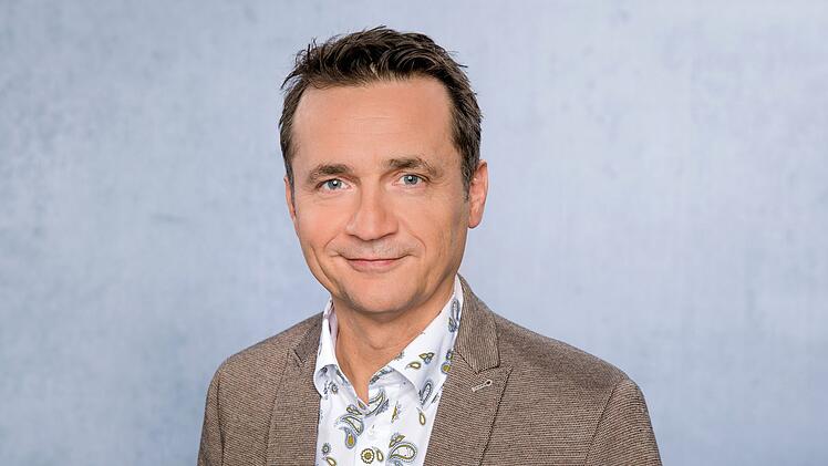 Im Dezember 2025 feiert Wettermann Donald Bäcker Jubiläum beim ARD-Morgenmagazin - er ist seit 20 Jahren dabei. Der 1968 geborene Bäcker ist kein Show-Typ, sondern er erklärt präzise und verständlich, wie Wetter und Wettervorhersage funktionieren.