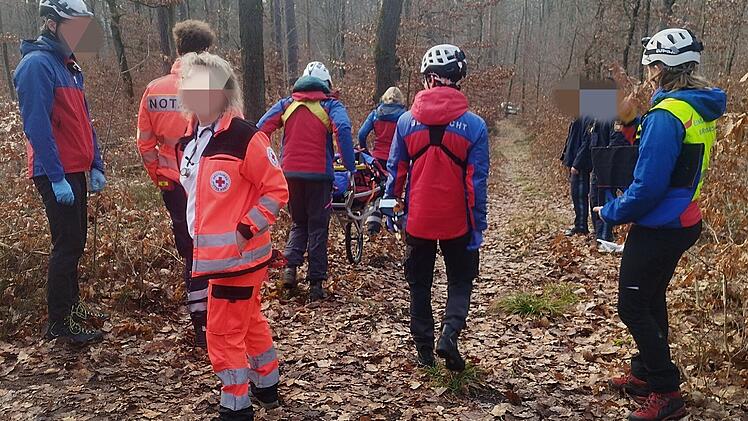 Rettungseinsatz: Frau st&uuml;rzt im Wald bei Bubenreuth &ndash; Bergwacht hilft