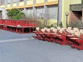 Das gespendete Schulmobiliar.