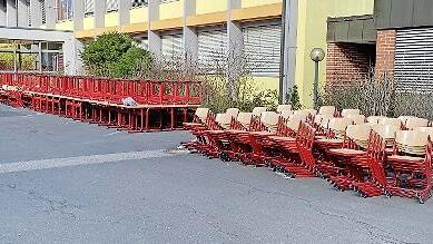 Das gespendete Schulmobiliar.