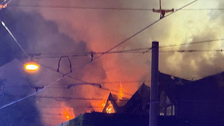 Brand-Gro&szlig;einsatz in N&uuml;rnberg: Mega-Rauchwolke zieht durch ganzes Stadtviertel