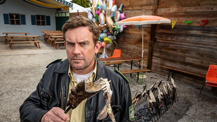 Ein toter Steckerlfischk&ouml;nig beschert Niederkaltenkirchen einen neuen Mord und Franz Eberhofer (Sebastian Bezzel) seinen n&auml;chsten Fall. "Steckerlfischfiasko" ist ab 13. August 2026 im Kino zu sehen.