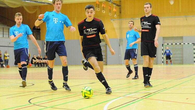 Szene aus dem Spiel des FC Reichenbach (dunkle Trikots) gegen den TSV Rannungen.