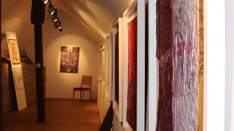 In Reih und Glied hängen die Werke des Künstlers Günter Rocznik in der zweiten Etage des Zeiler Hexenturms