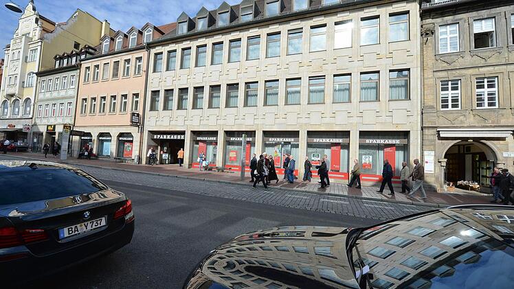 Die Fassade der früheren Sparkasse in der Langen Straße. Ihre Tage sind gezählt.