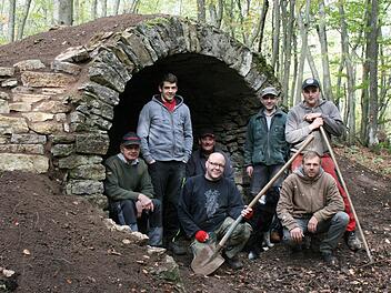 Arbeitseinsatz an der Schmierhütte: Thorsten Büchner und Bernd Weigand (vorne kniend von links) sowie Norbert Schneider, Dominik Hufnagel, Andreas Weigand, Michael Schneider und Simon Sitzmann (hinten von links). Foto: Michael Weigand