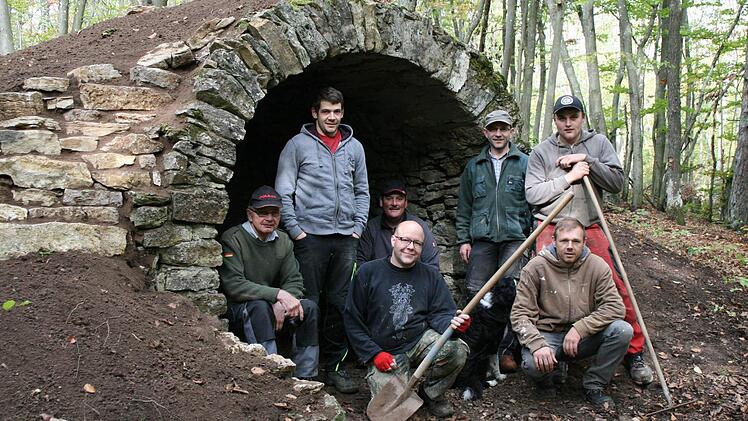 Arbeitseinsatz an der Schmierhütte: Thorsten Büchner und Bernd Weigand (vorne kniend von links) sowie Norbert Schneider, Dominik Hufnagel, Andreas Weigand, Michael Schneider und Simon Sitzmann (hinten von links). Foto: Michael Weigand