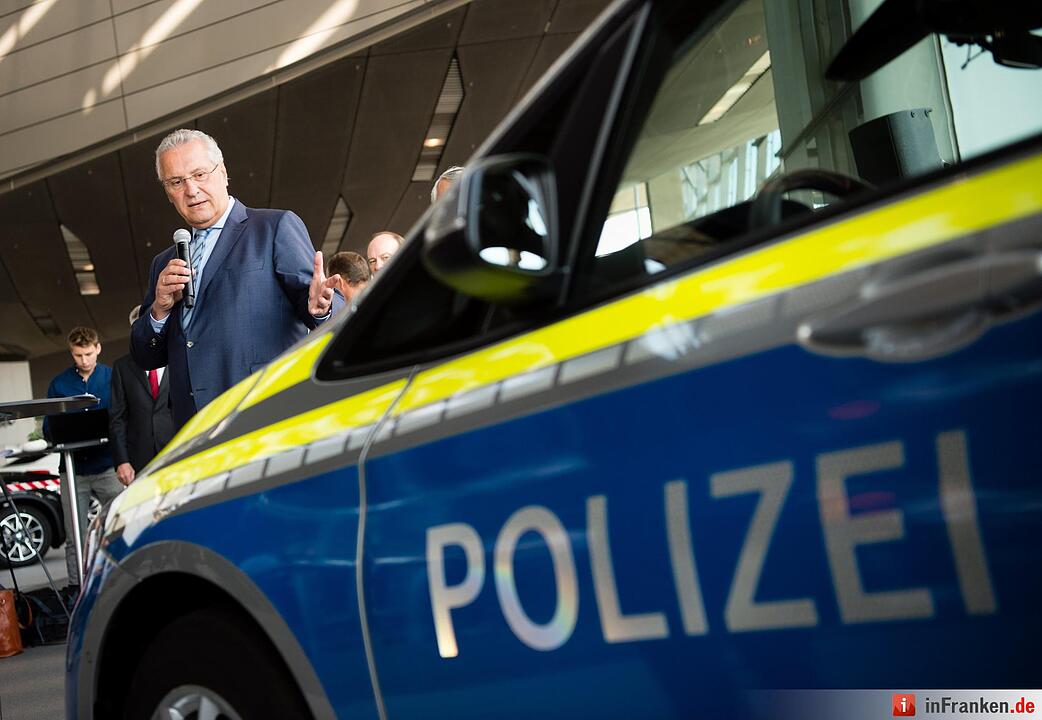 Blaue Dienstautos für die bayerische Polizei