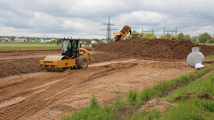 Am Kieferndorfer Weg in Höchstadt wird der Baugrund für das geplante Fachmarktzentrum vorbereitet und große Mengen Erde bewegt. Foto: Andreas Dorsch