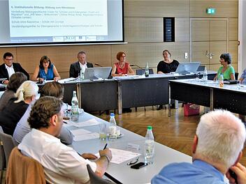 Der Bildungsrat des Landkreises verabschiedete in seiner zweiten Sitzung das Programm der im Herbst geplanten Bildungskonferenz; die Sitzung moderierten (Mitte von links) Stefan Seufert, Andrea Herzer, Landrat Thomas Bold und Martina Greubel.  Foto: Sigismund von Dobschütz