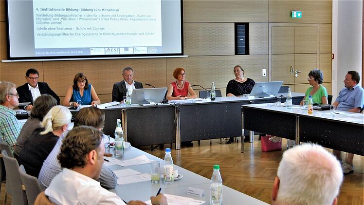 Der Bildungsrat des Landkreises verabschiedete in seiner zweiten Sitzung das Programm der im Herbst geplanten Bildungskonferenz; die Sitzung moderierten (Mitte von links) Stefan Seufert, Andrea Herzer, Landrat Thomas Bold und Martina Greubel.  Foto: Sigismund von Dobschütz