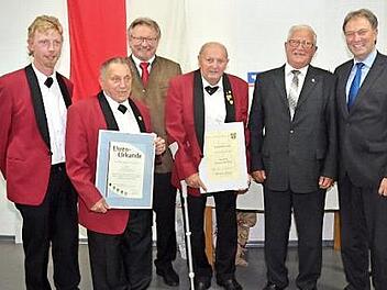 Otto Förtsch (Zweiter von links) und Albert Schmitt (Vierter von links) wurden für 65 Jahre Singen im Chor vom FSB geehrt. Stefan Reuther (links), Vorsitzender des GV Rothenkirchen, und Bernhard Zipfel von der Sängergruppe Frankenwald), gratulierten den Jubilaren.
