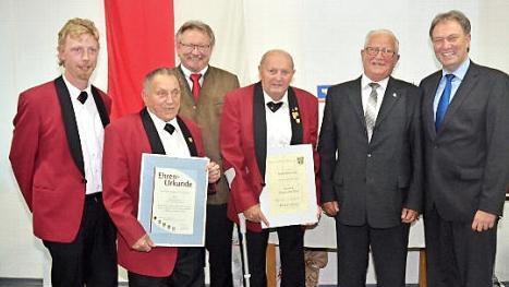 Otto Förtsch (Zweiter von links) und Albert Schmitt (Vierter von links) wurden für 65 Jahre Singen im Chor vom FSB geehrt. Stefan Reuther (links), Vorsitzender des GV Rothenkirchen, und Bernhard Zipfel von der Sängergruppe Frankenwald), gratulierten den Jubilaren.