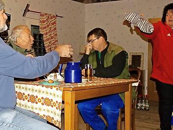 Nicht nur die Stinkesocken haut Apollonia (Tanja Müller-Ruf) ihrem Bruder Rudolf (Helmut Hellgoth) samt Kumpanen Schorsch (Werner Müller) und Willi (Matthias Pöhnlein) um die Ohren, wenn es bei der Nordhalbener Theatergruppe am ersten Dezemberwochenende heißt "Männer haben's auch nicht leicht" - hier ein Probenfoto.  Foto: Norbert Neugebauer