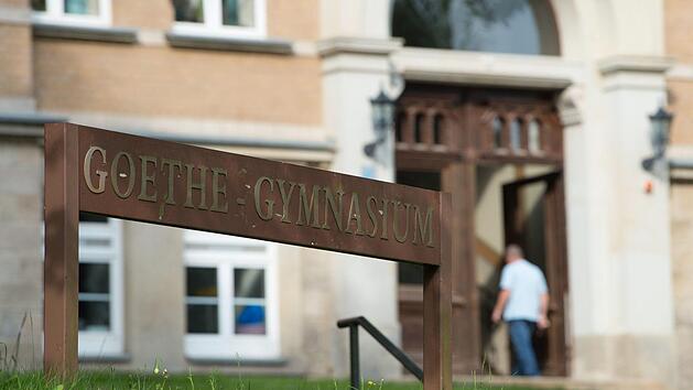Das Eingangsschild steht vor dem Goethe-Gymnasium. Aufgrund der Drohung eines Unbekannten bleibt das Gymnasium geschlossen. Ein bislang Unbekannter hat &uuml;ber mehrere Monate das Lehrerkollegium des Goethe-Gymnasiums bel&auml;stigt. Wie lange der Unterricht ausf&auml;llt, ist noch unklar. Foto: Sebastian Kahnert/dpa-Zentralbild/dpa