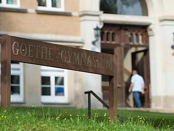 Das Eingangsschild steht vor dem Goethe-Gymnasium. Aufgrund der Drohung eines Unbekannten bleibt das Gymnasium geschlossen. Ein bislang Unbekannter hat über mehrere Monate das Lehrerkollegium des Goethe-Gymnasiums belästigt. Wie lange der Unterricht ausfällt, ist noch unklar. Foto: Sebastian Kahnert/dpa-Zentralbild/dpa