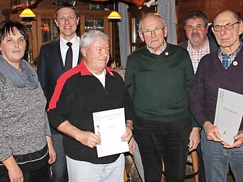 Ehrungen beim OGV Steinrod/Thierach: von links im Bild sind Roselinde Reuter, Marco Steiner, Horst Wöhner, Herbert Schmidt, Reiner Brückner und Günter Bauer. Foto: privat
