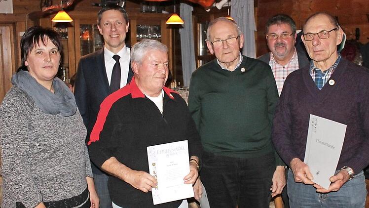 Ehrungen beim OGV Steinrod/Thierach: von links im Bild sind Roselinde Reuter, Marco Steiner, Horst Wöhner, Herbert Schmidt, Reiner Brückner und Günter Bauer. Foto: privat