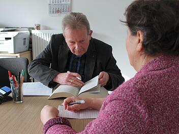Hans-Jürgen Schelle berät seit neun Jahren  in Not geratene Menschen.   Foto: Julia Raab
