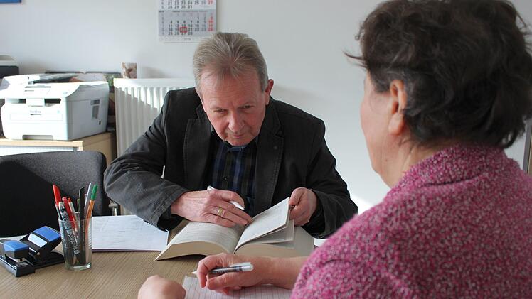 Hans-Jürgen Schelle berät seit neun Jahren  in Not geratene Menschen.   Foto: Julia Raab