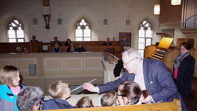 Dekanatskantor Marius Popp demonstrierte den Kindern, wie Orgelpfeifen funktionieren.    Foto: Heike Schülein