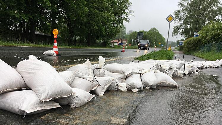 Am Mittwoch floss immer noch Wasser die B22 in Ebrach hinab.Foto: Anette Schreiber