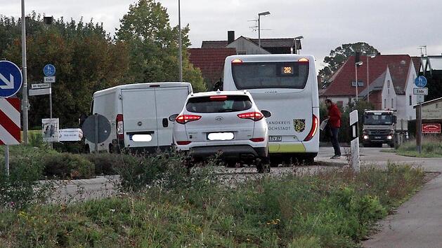 An der Bushaltestelle "Am Vogelherd" werden hohe Geschwindigkeiten kritisiert. Ebenso wie das Verhalten von Autofahrern, die sich an dem haltenden Bus "vorbeimogeln".  Foto: Richard S&auml;nger