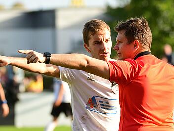 Burgkunstadts Kapit&auml;n Maximilian Stammberger (links) zeigt schon die Richtung an, wohin es in der konmmenden Saison gehen soll.  Selbst der Schiedsrichter ist der gleichen Meinung. Foto: Archiv/Czepera