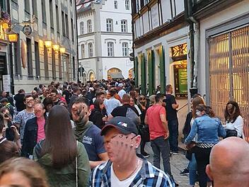 "Ist Corona jetzt vorbei?" fragt sich eine Anwohnerin, die uns dieses Foto von der Sandstraße am vergangenen Samstag zukommen ließ. Hannelore Langer-Lausmann
