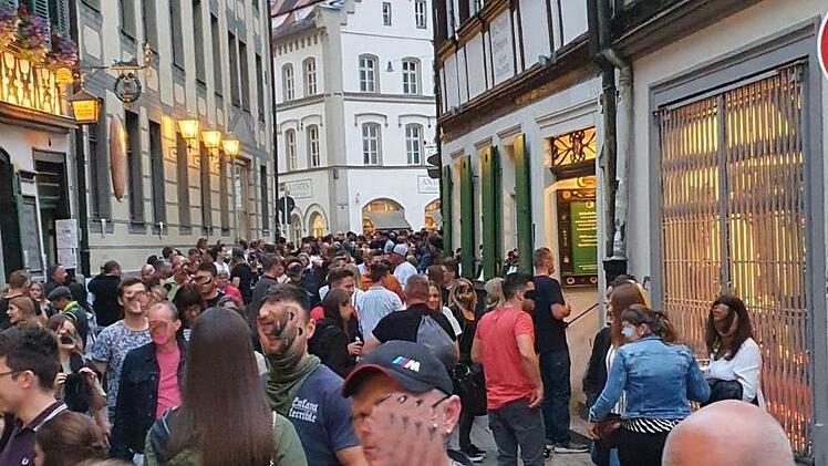 "Ist Corona jetzt vorbei?" fragt sich eine Anwohnerin, die uns dieses Foto von der Sandstra&szlig;e am vergangenen Samstag zukommen lie&szlig;. Hannelore Langer-Lausmann