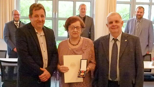&Uuml;berreichung der Verdienstmedaille des Verdienstordens der Bundesrepublik Deutschland im Landratsamt an Inge &Uuml;belhack (vorne Mitte) im Beisein von Michael &Uuml;belhack (links) und Fritz &Uuml;belhack (rechts). Es gratulierten (hinten, von links) Landrat Sebastian Straubel, B&uuml;rgermeister Michael Keilich und MdL Martin Mittag.  Foto: Lothar Weidner