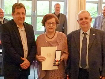 Überreichung der Verdienstmedaille des Verdienstordens der Bundesrepublik Deutschland im Landratsamt an Inge Übelhack (vorne Mitte) im Beisein von Michael Übelhack (links) und Fritz Übelhack (rechts). Es gratulierten (hinten, von links) Landrat Sebastian Straubel, Bürgermeister Michael Keilich und MdL Martin Mittag.  Foto: Lothar Weidner