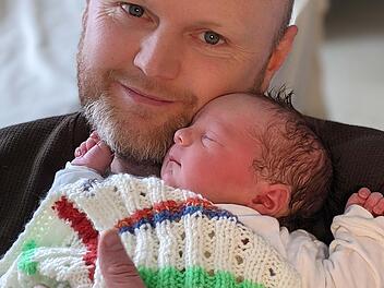 Keine Spur mehr von der nächtlichen Aufregung: Ulf Felgenhauer mit seiner neugeborenen Tochter Ylvi.