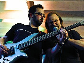 Viel Leid brachten die Fluten beim jüngsten Jahrhunderthochwasser in Deutschland. Für Bassist Michael Mätzelt und Sänger Steven Müller von "Absent/Minded" ist es selbstverständlich, beim Benefizkonzert am Freitag im Live-Club dabei zu sein. Foto: p