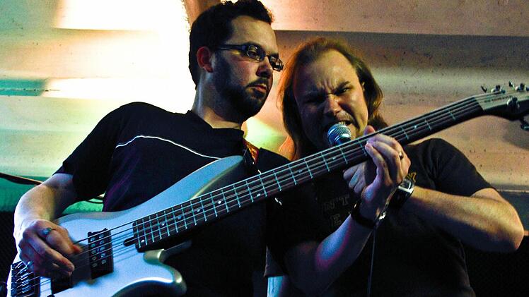 Viel Leid brachten die Fluten beim jüngsten Jahrhunderthochwasser in Deutschland. Für Bassist Michael Mätzelt und Sänger Steven Müller von "Absent/Minded" ist es selbstverständlich, beim Benefizkonzert am Freitag im Live-Club dabei zu sein. Foto: p