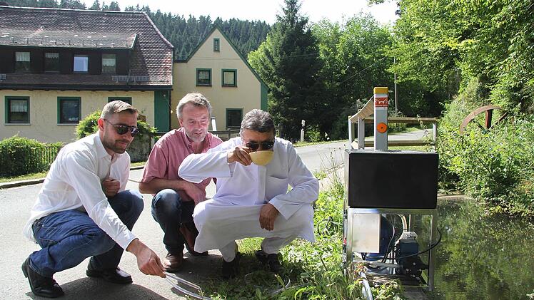 Tarek Draouil, Direktor der Deutschen Handels-Kompetenz-Gruppe, keine Scheu, das gereinigte Wasser der Steinach zu trinken.