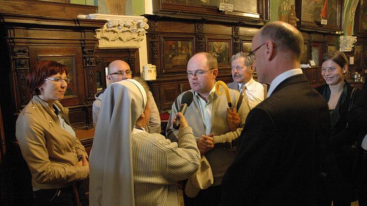 Radiointerview in der Wallfahrtskirche, von links: Sylwia Tronina (Sekretärin des Landrats), Dolmetscher Jaroslaw Gazdzicki, Kloster-Fremdenführer, Jan Kardas (Fahrer des Landrats), Landrat Wilhelm Schneider und Melanie Altenhöfer (Sachgebiet Immissionsschutz).