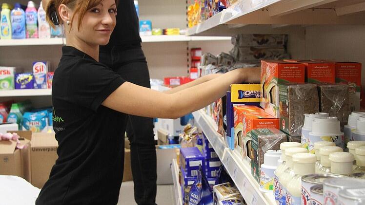 Bine Kluge (vorne) und Sandra Walter (hinten) sind die beiden Verkäuferinnen im RugenDorfladen.