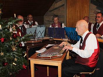 Die Stubenmusik Rothenkirchen bei ihrem Auftritt  Foto: Veronika Schadeck