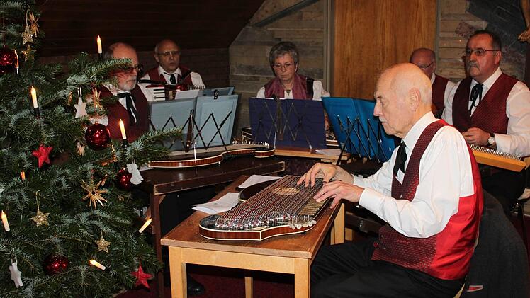 Die Stubenmusik Rothenkirchen bei ihrem Auftritt  Foto: Veronika Schadeck