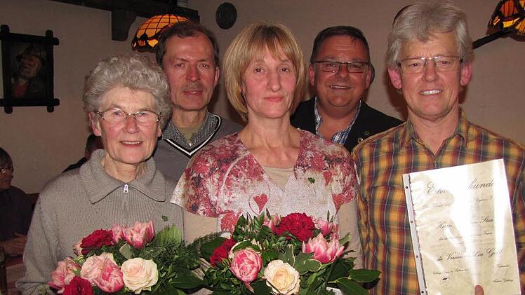 Ehrungen beim Heimat- und Bürgerverein Rögen (von links): Johanna Brettel, Anette Weber, Wolfgang Weber, Vorsitzender Andreas Gehring und Volkmar Stier. Foto: Martin Koch