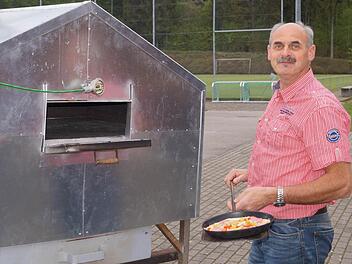 Rainer Breuter engagierte sich für die Erneuerung des Pizzaofens, der am 14. Mai zur Eröffnung der TSV-Biergarten-Saison eingeweiht wird.  Foto: Stefan Geiger