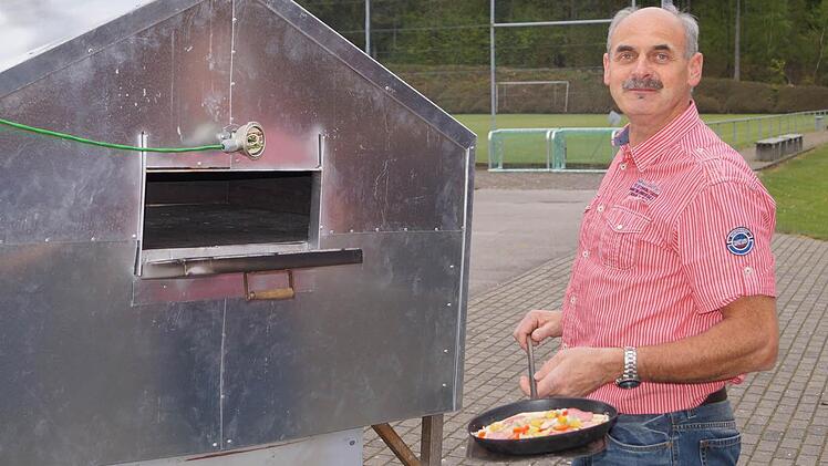 Rainer Breuter engagierte sich für die Erneuerung des Pizzaofens, der am 14. Mai zur Eröffnung der TSV-Biergarten-Saison eingeweiht wird.  Foto: Stefan Geiger