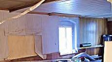 Die vier Männer leben wie auf einer Baustelle.