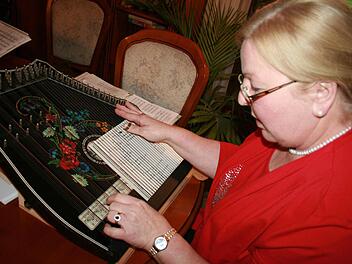 Ingrid Schubert an der Akkordzither, ein Instrument das man auch spielen kann ohne Noten lesen zu können. Foto: Gabriele Sell