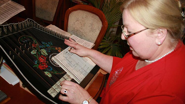 Ingrid Schubert an der Akkordzither, ein Instrument das man auch spielen kann ohne Noten lesen zu können. Foto: Gabriele Sell